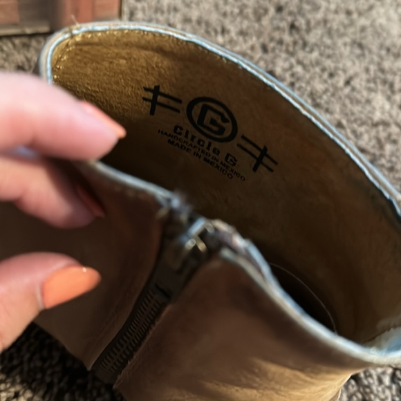 Like NEW!  Women’s Size 8 Western Distressed Honey Side-Fringe Bootie - Picture 9 of 13